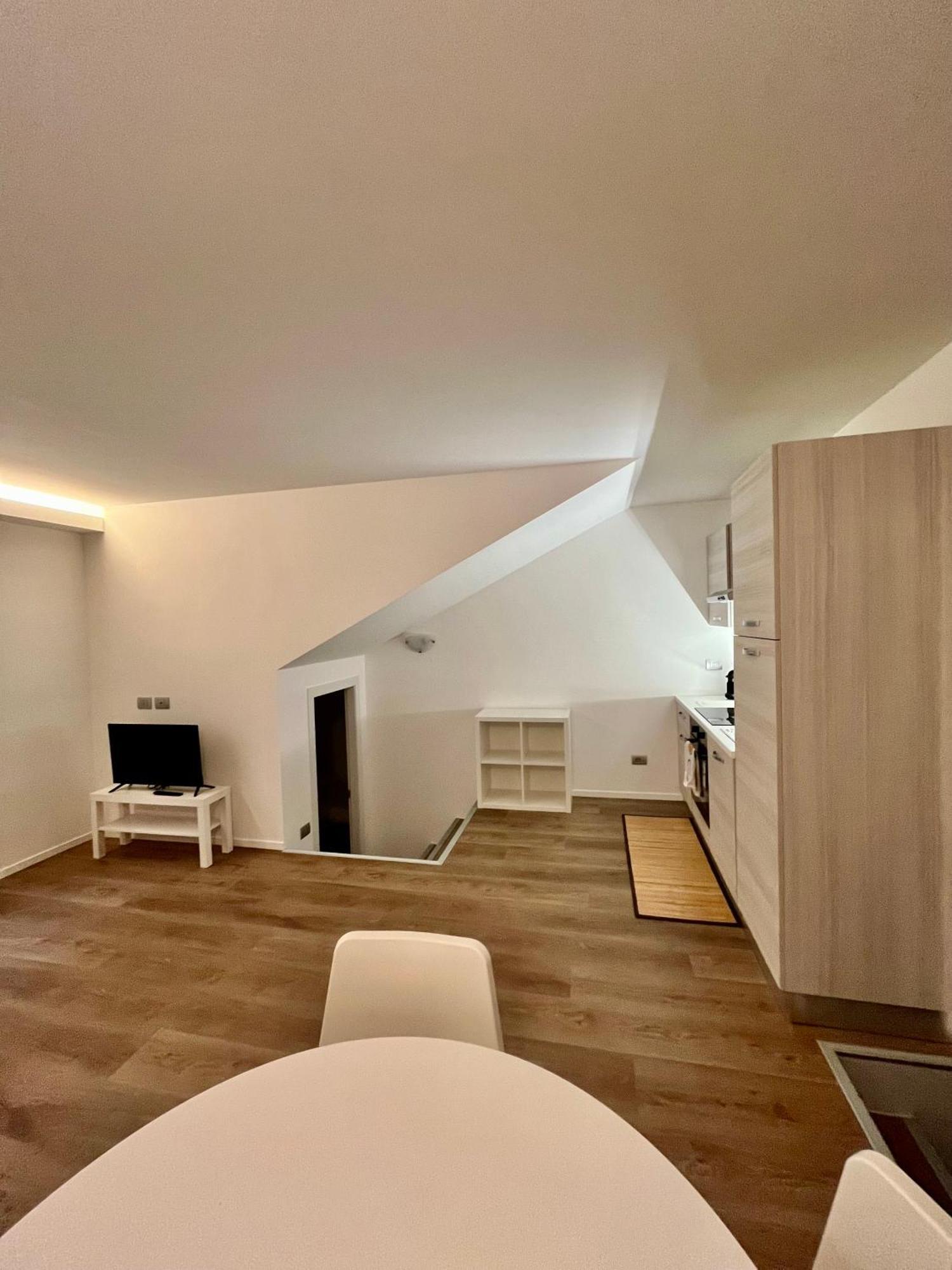Central Side Apartment Милан Экстерьер фото