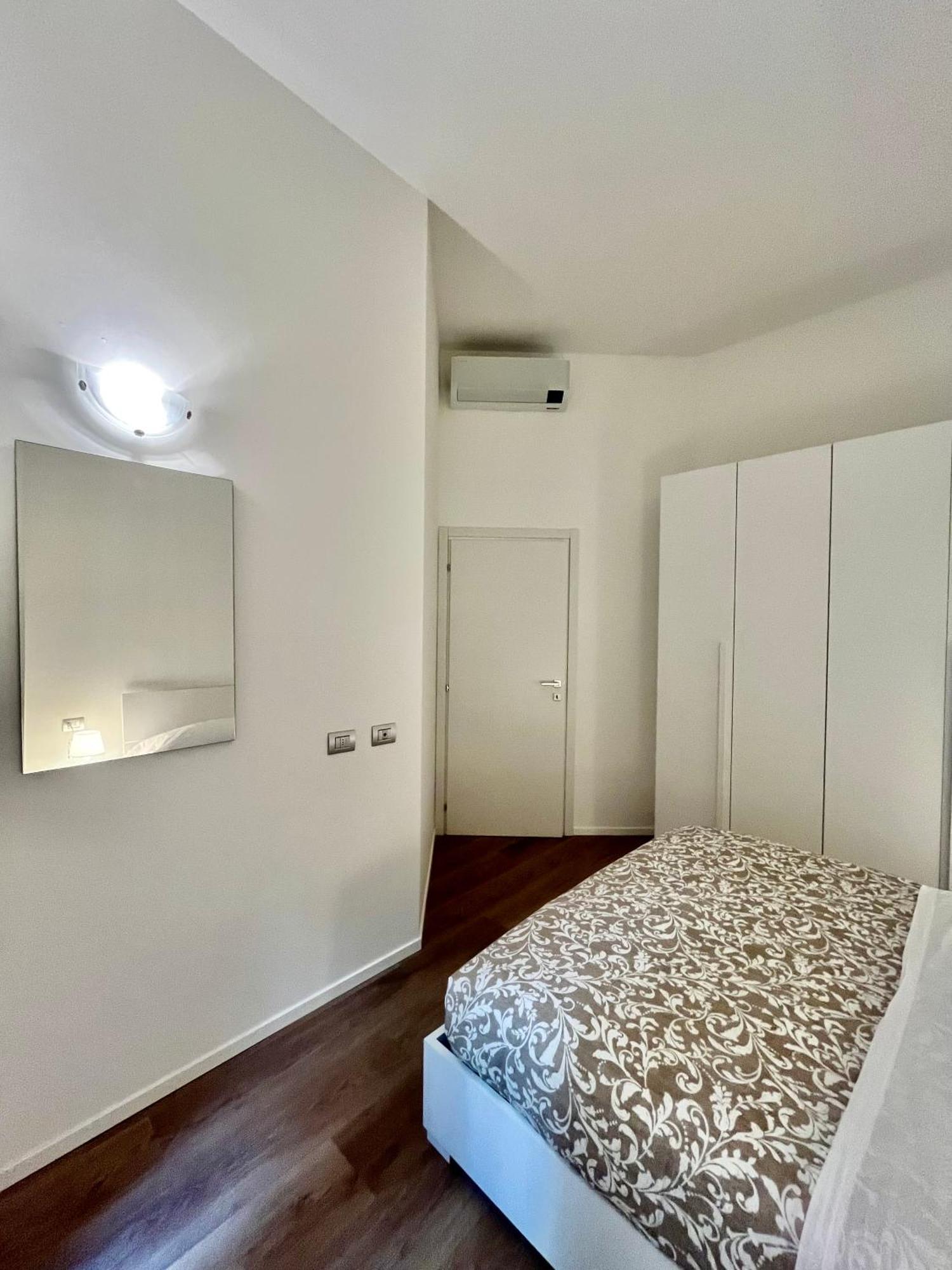 Central Side Apartment Милан Экстерьер фото