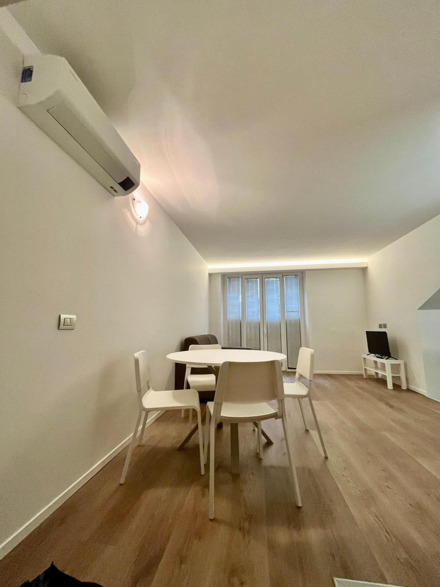 Central Side Apartment Милан Экстерьер фото
