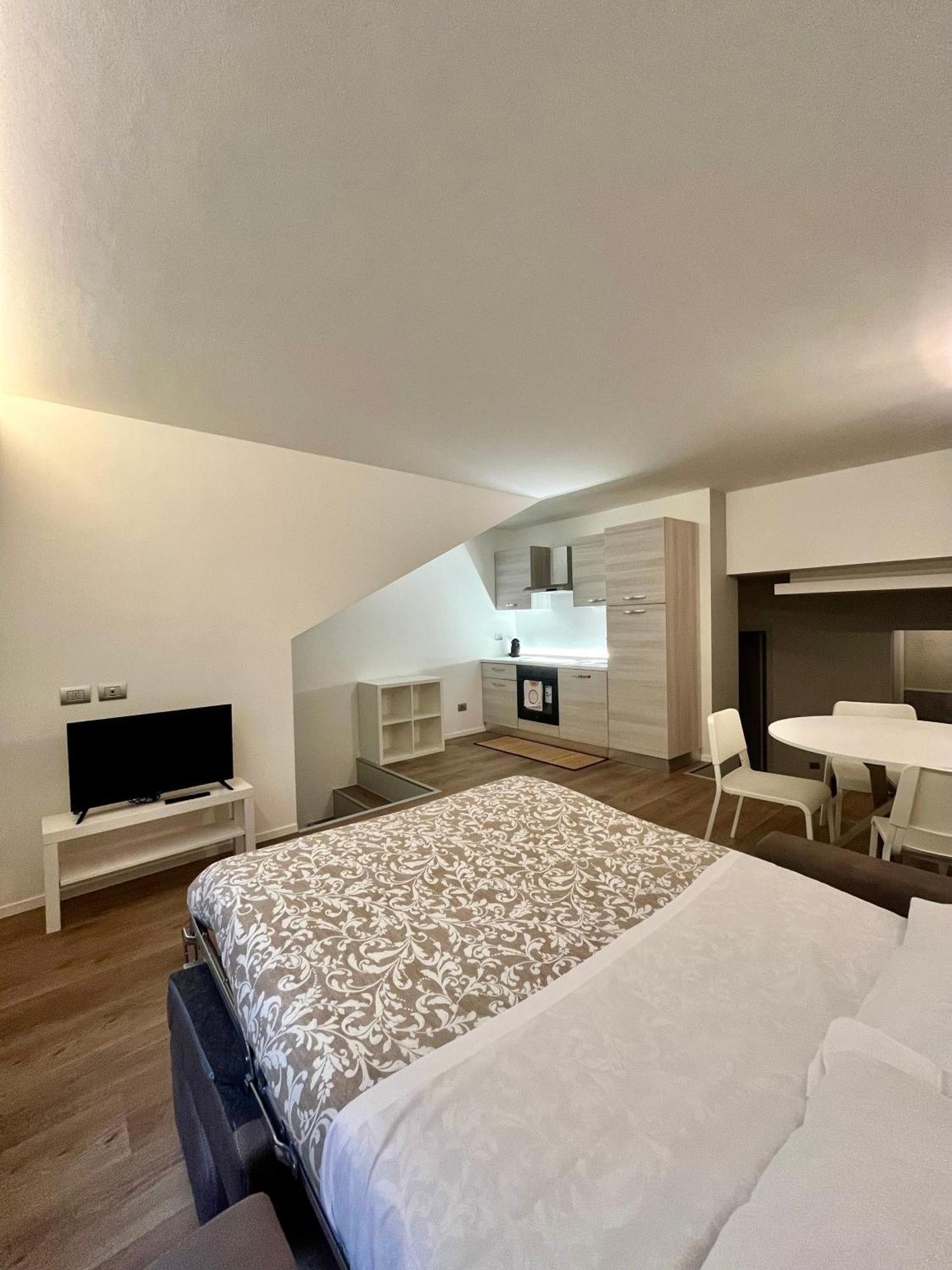 Central Side Apartment Милан Экстерьер фото