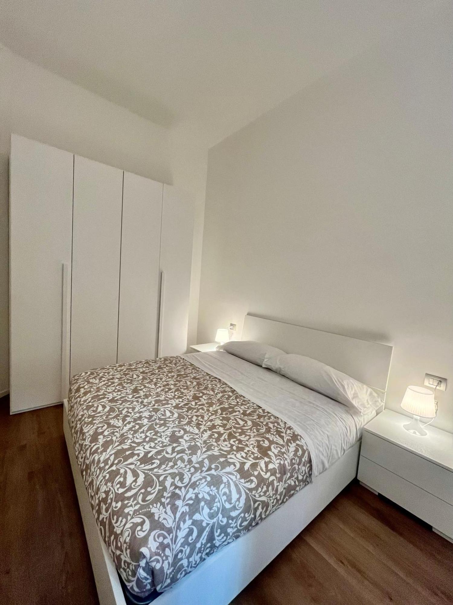Central Side Apartment Милан Экстерьер фото